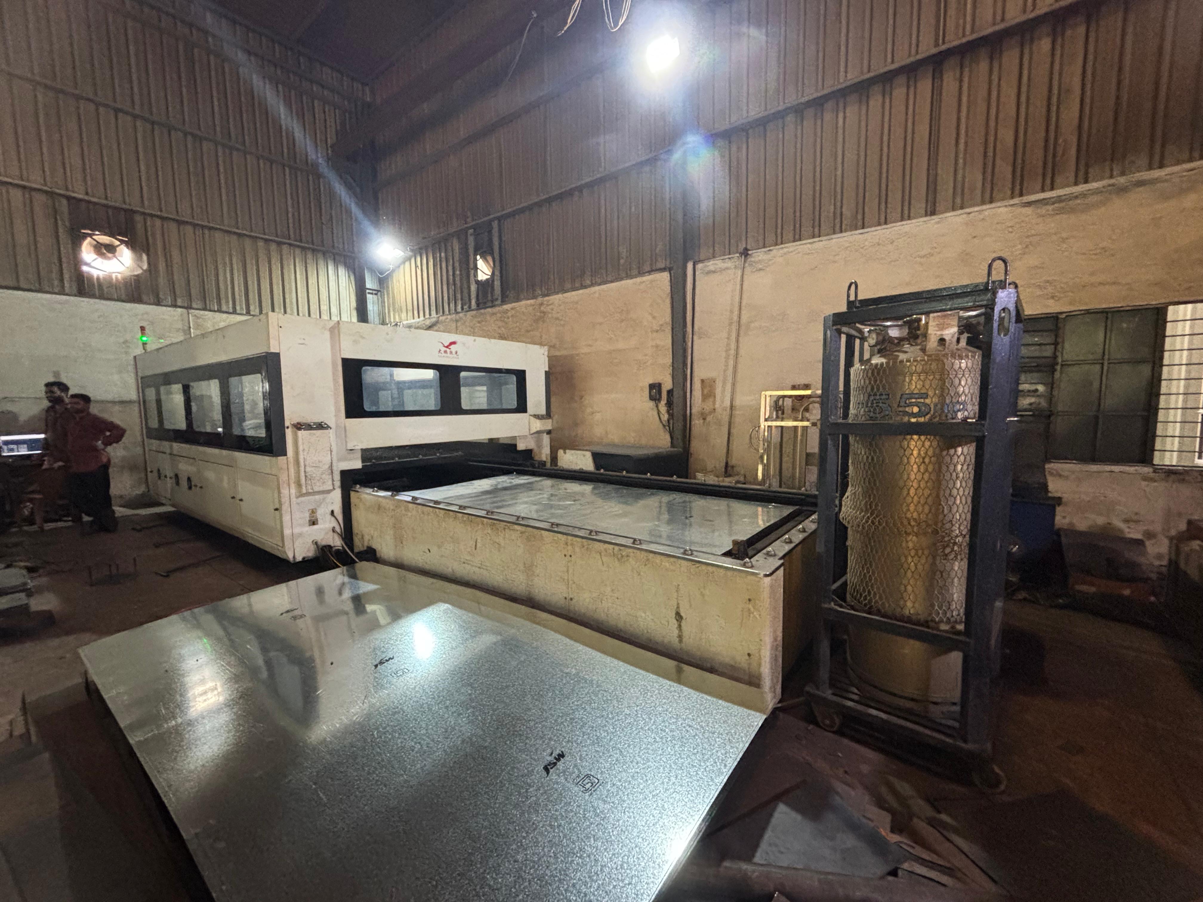 CNC laser cutting, double pallet machine